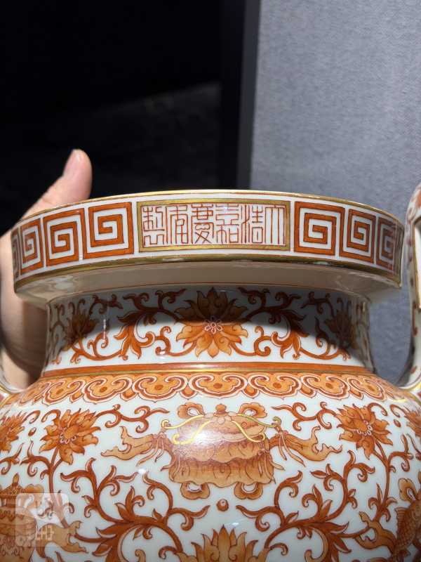 清嘉庆 矾红彩缠枝莲八吉祥纹朝冠耳炉 - 图6